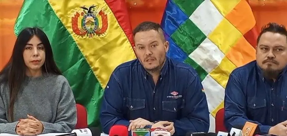 El presidente de YPFB, Armin Dorgathen, (centro) y autoridades de la estatal petrolera, en conferencia de prensa. Foto: Captura YPFB.