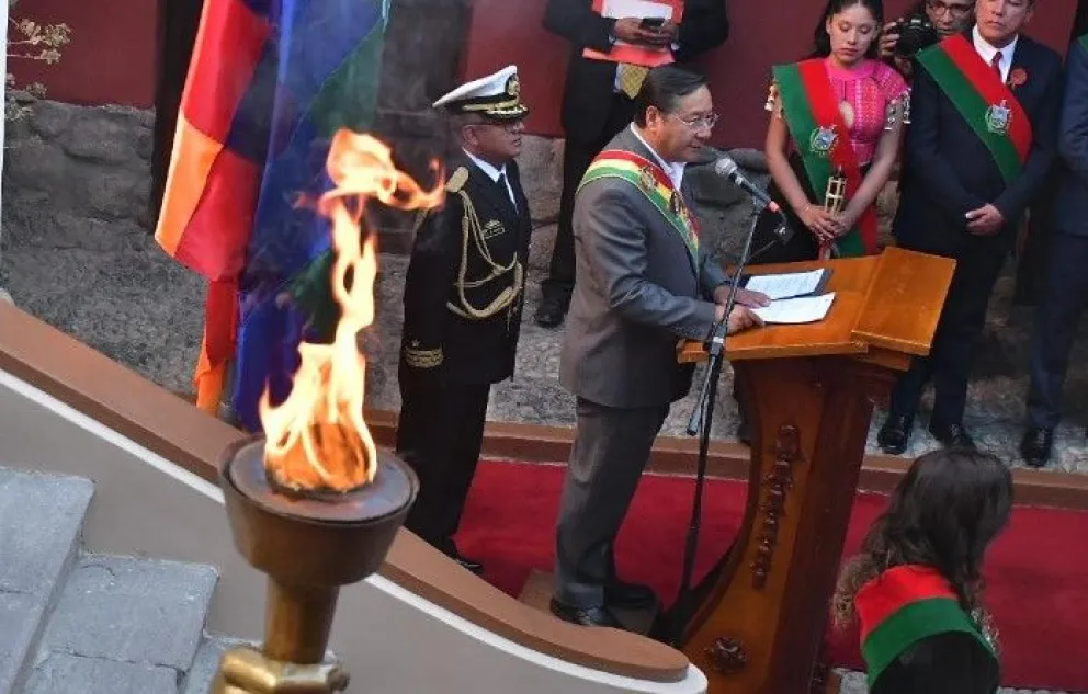 El presidente Luis Arce da su discurso en la Casa de Murillo, donde se realizó la tradicional lectura de la Proclama de la Junta Tuitiva y el encendido de la tea de Pedro Domingo Murillo.