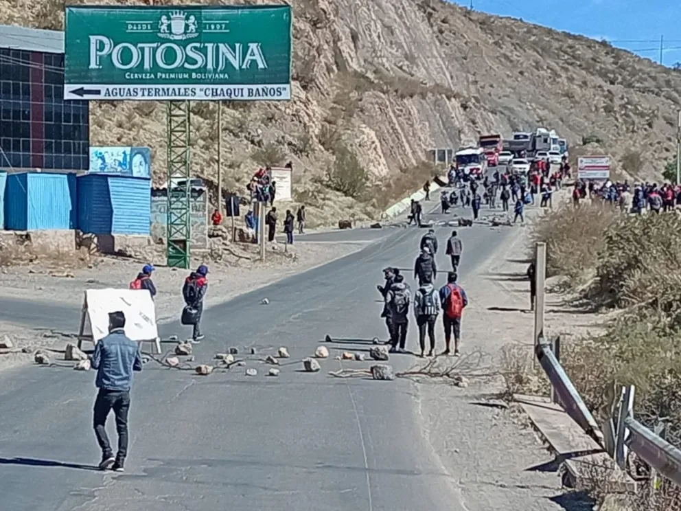 El punto de bloqueo en la ruta que conecta Potosí y Sucre. Foto: Radio La Bruja