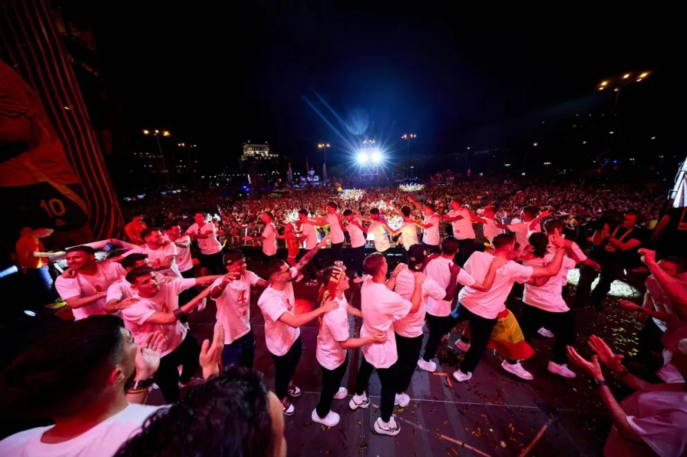 Los campeones de la Eurocopa 2024 bailan en el festejo con los aficionados en Madrid. Foto: selección española.