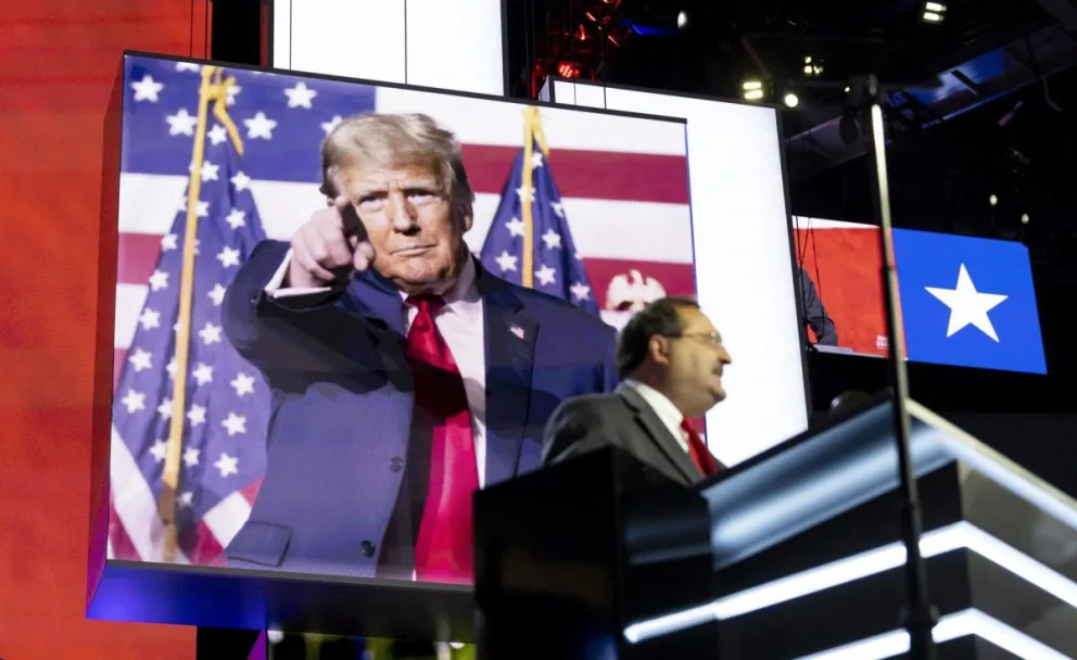 Una pantalla en el escenario muestra al expresidente Donald Trump durante el proceso de su nominación como candidato del partido. Foto: EFE