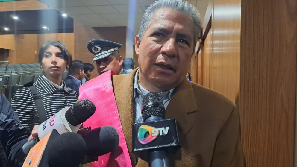 El ministro Novillo, en un contacto con la prensa. Foto: DTV