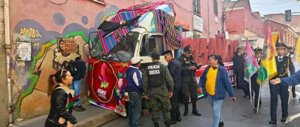 El vehículo que atropelló a cinco personas en la calle Murillo, en pleno desfile. Foto: Unitel