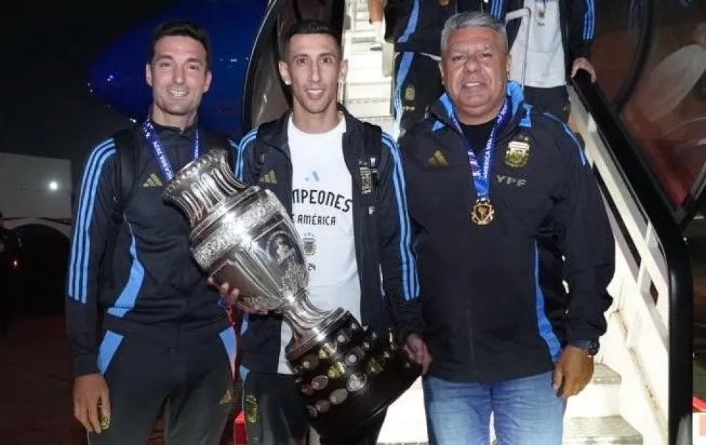 El técnico Lionel Scaloni (izq.), Ángel Di María con el trofeo y Claudio Tapia, presidente del fútbol argentino. Foto: AFA