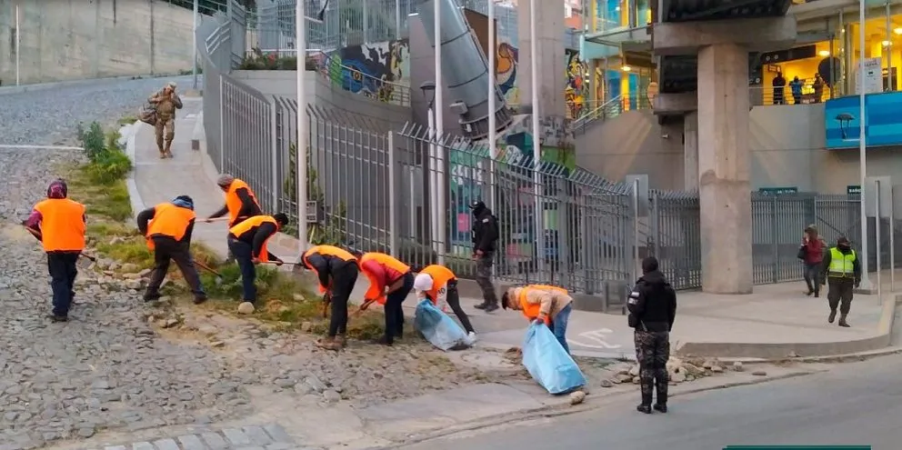 Imagen de archivo, personas que consumían bebidas alcohólicas en vía pública realizan trabajo comunitario. Foto: Policía Boliviana.