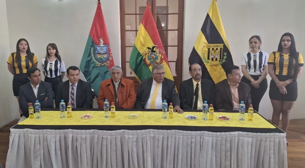 Dirigentes del Tigre y el alcalde de La Paz, Iván Arias, en el acto de este martes. Foto: Jorge Asturizaga. 