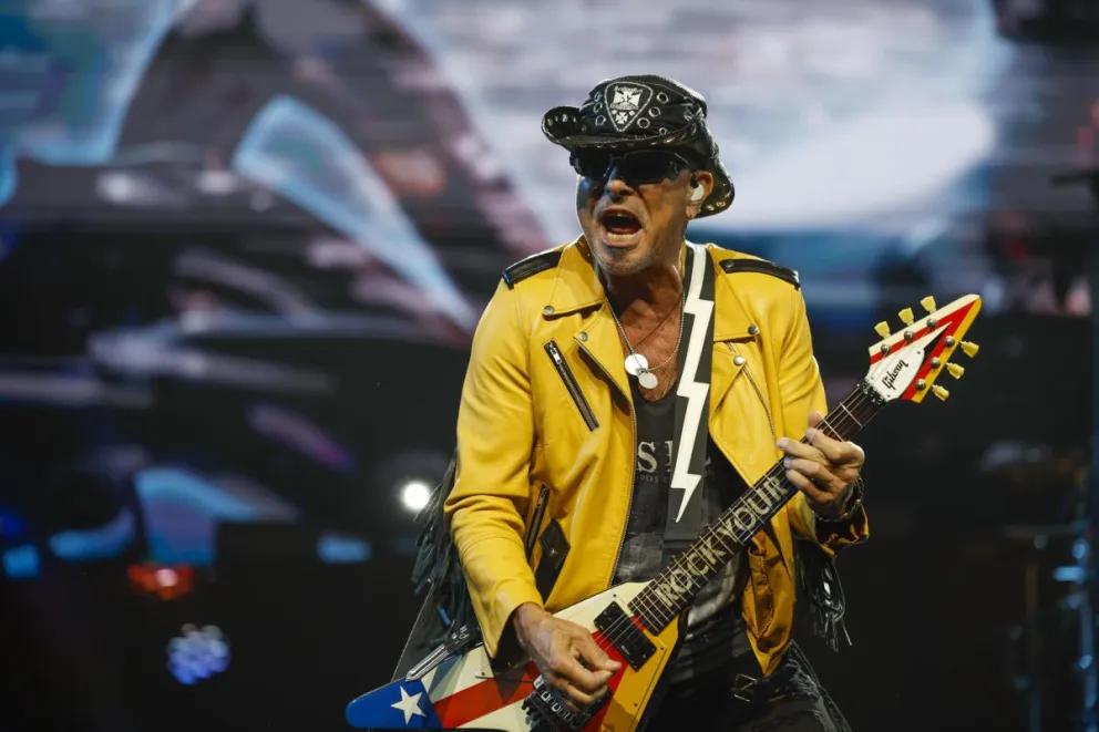 El guitarrista de la banda alemana 'Scorpions', Rudolf Schenker, durante el concierto ofrecido este martes en el WiZink Center, en Madrid. Foto: EFE