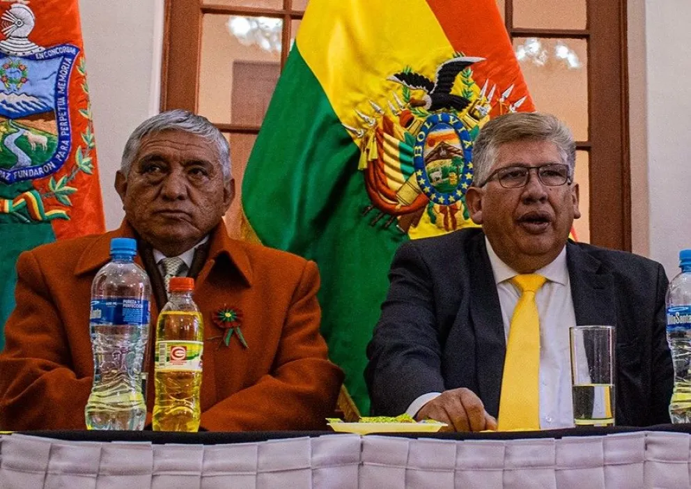 Ronald Crespo (der.), presidente de The Strongest, con el alcalde de La Paz, Iván Arias, en el acto atigrado de este martes. Foto: The Strongest.