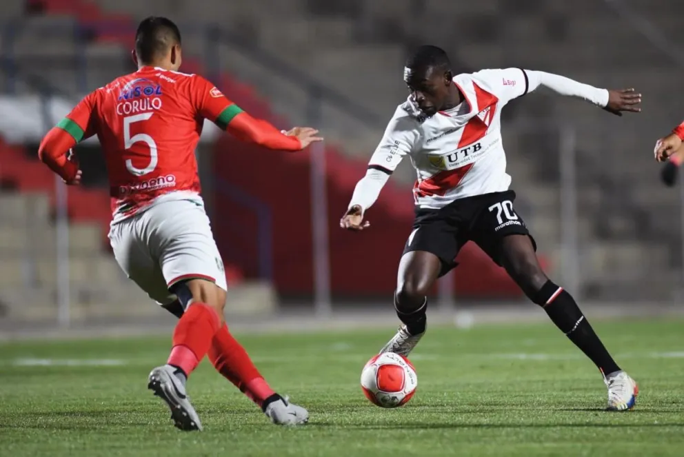 El atacante colombiano Cristian Cañozales, en el partido ante Real Tomayapo. Foto Always Ready