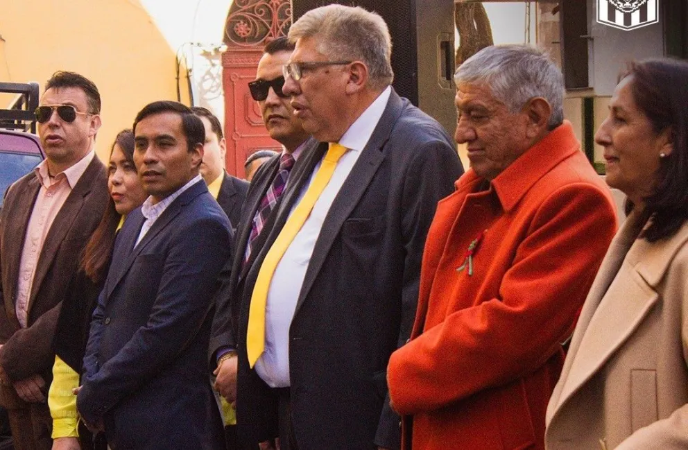 Crespo, al centro, durante el acto de entrega de refacción de la sede de la calle Colón. Foto: The Strongest