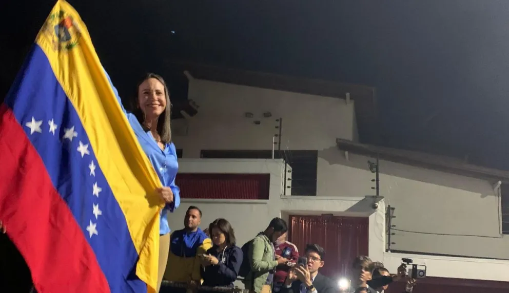 La líder opositora de Venezuela María Corina Machado con la bandera de su país. Foto: @MariaCorinaYA