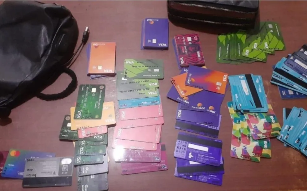 Las tarjetas que portaba el detenido. Foto: Policía Boliviana