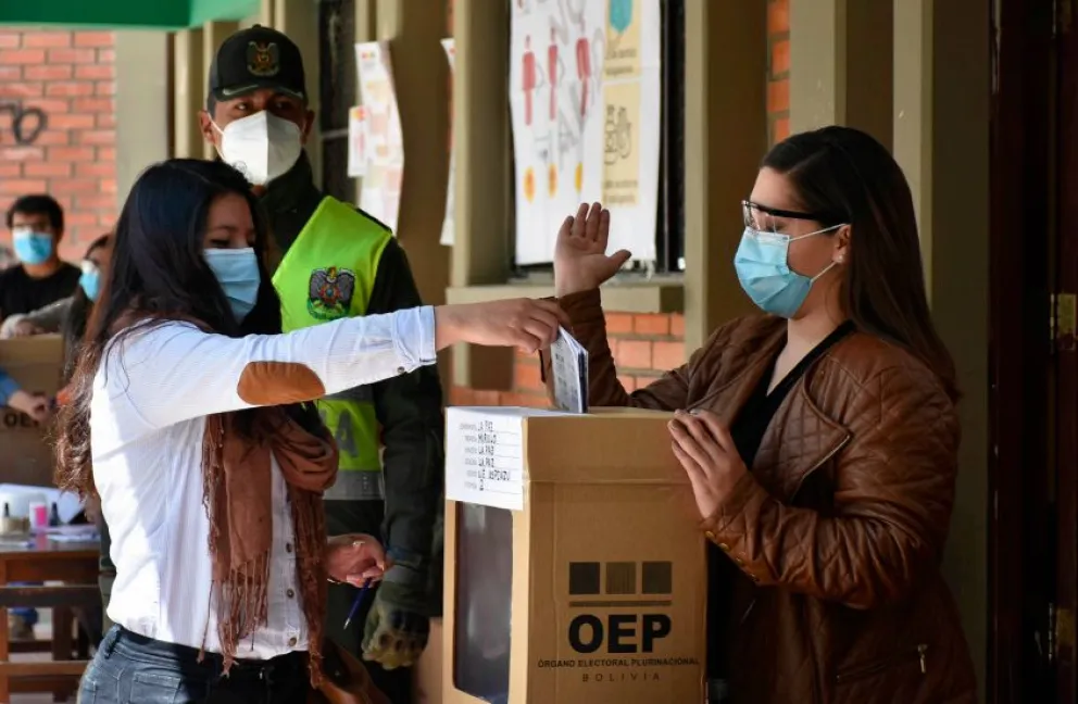 Una ciudadana emite su voto durante unas elecciones pasadas. / Foto: APG.