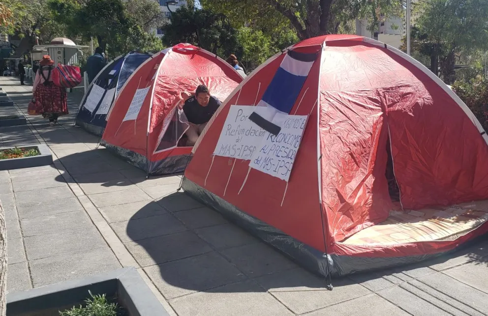La vigila instalada en la plaza Abaroa, este miércoles. Fotos: Carlos Quisbert / Visión 360 