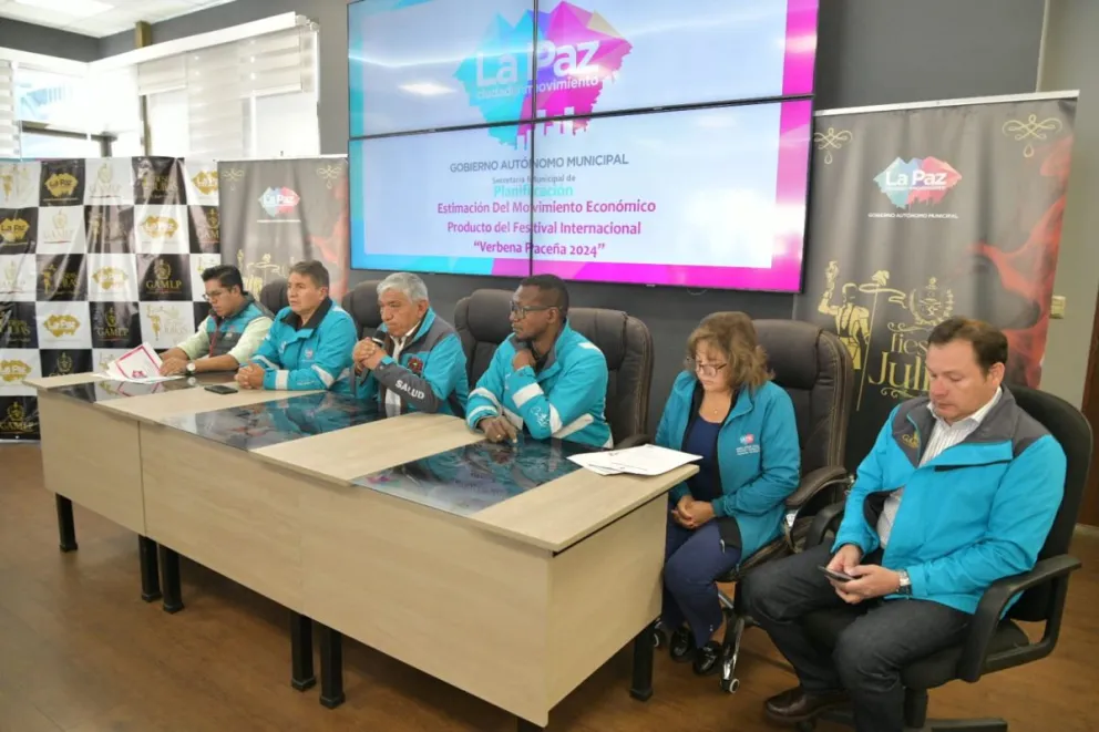 El alcalde Arias junto a sus colaboradores, en rueda de prensa, este miércoles. Foto: AMUN 