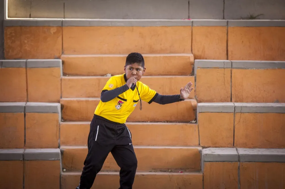 Erick Callejas de 11 años arbitra un partido el 14 de julio de 2024 en la ciudad de El Alto (Bolivia). Foto: EFE