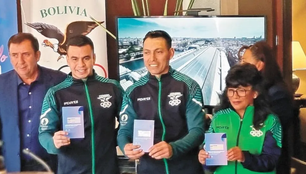 Abdalla (izq.), Suárez y Coca con sus acreditaciones para ir a París. Foto: Marcelo Avendaño.