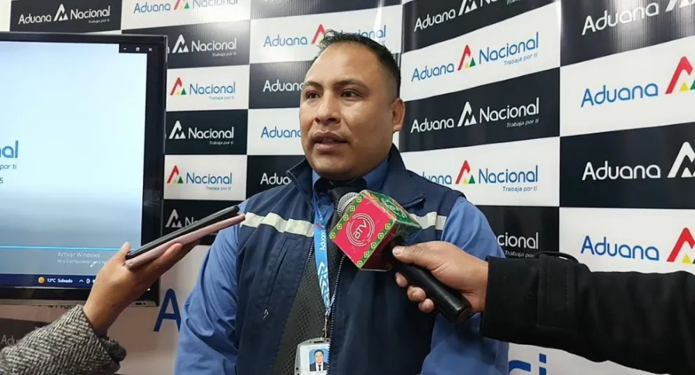 El gerente regional de Aduana Oruro, Olberth Maydana, explica los alcances del Reglamento. Foto: Aduana Nacional