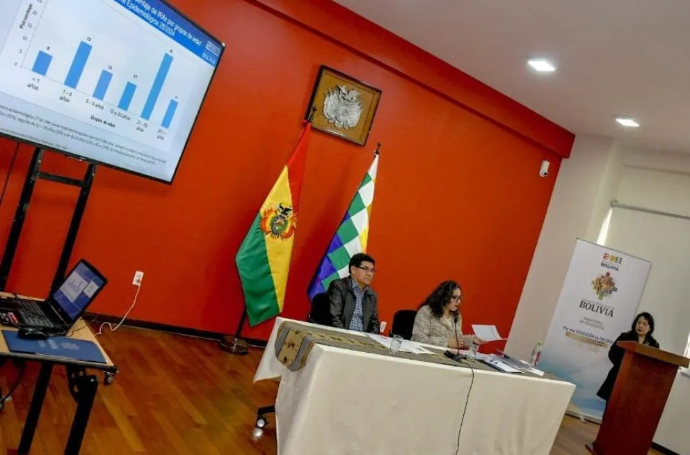 Los ministros Omar Veliz y María Reneé Castro dieron una conferencia de prensa este miércoles. Foto: Ministerio de Salud