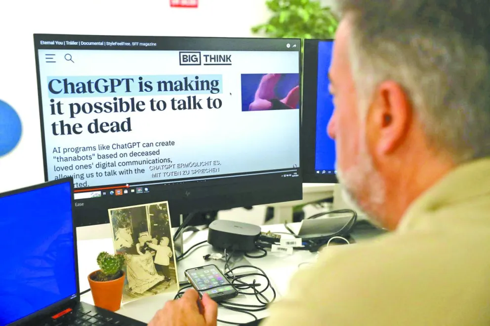 Una persona revisa la aplicación que fue creada con Inteligencia Artificial (IA). Foto: EFE