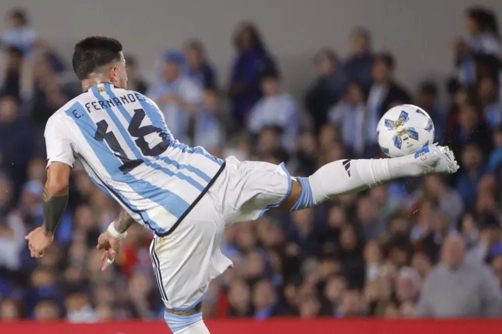 El argentino Enzo Fernández en acción, en un partido de la Copa América. Foto EFE