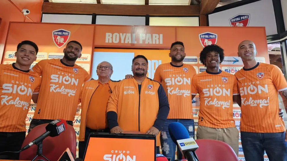 Los cuatro jugadores brasileños junto al extremo nacional Peña y directivos del club. Foto Royal Pari