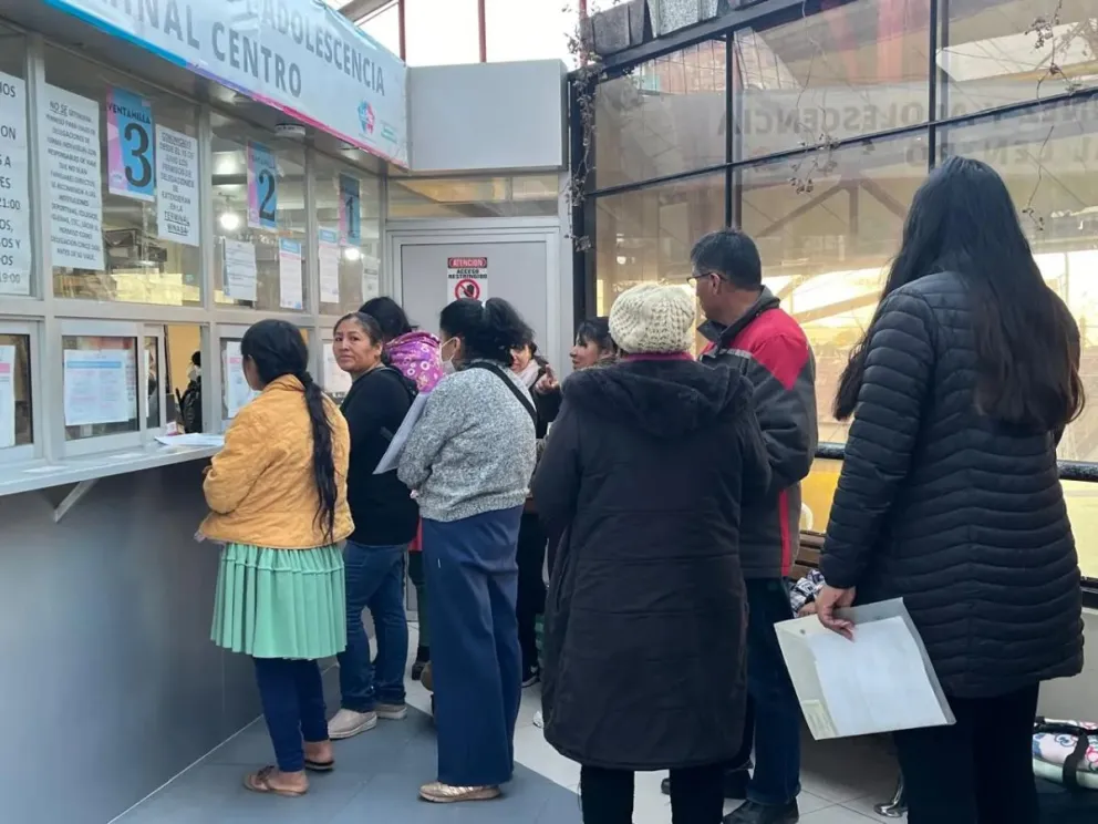 Varias personas esperan para realizar el trámite de autorización para viajes. Foto: AMUN