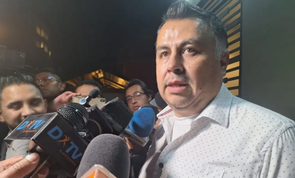 José Antonio Claure, responsable de marketing de la FBF, dio algunos detalles de la prolongada sesión del Comité Ejecutivo de la FBF. Foto: Jorge Asturizaga. 