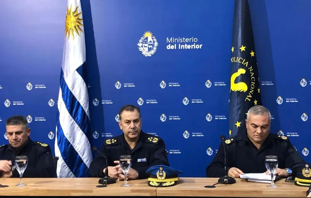 Autoridades del Ministerio del Interior de Uruguay en la conferencia de prensa. Foto: carasycaretas.com.uy
