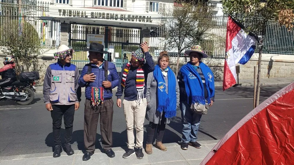 Dirigentes campesiones del MAS, del ala "arcista", que instalaron una vigilia frente al TSE. Foto: Carlos Quisbert
