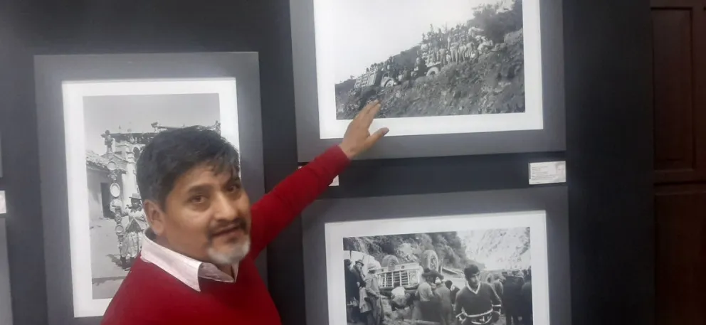 El investigador muestra una exposición de fotografías de principios del siglo XX, obra del camarógrafo Damián Ayma Zepita. Foto: Visión 360