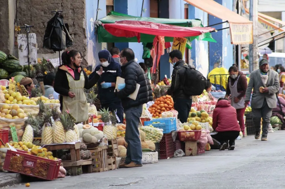 Personas preguntan precios de alimentos en el mercado Rodríguez. Foto: ABI
