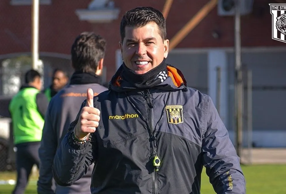 Pulgar arriba del entrenador atigrado Ismael Rescalvo, en uno de los últimos entrenamientos del plantel. Foto: The Strongest