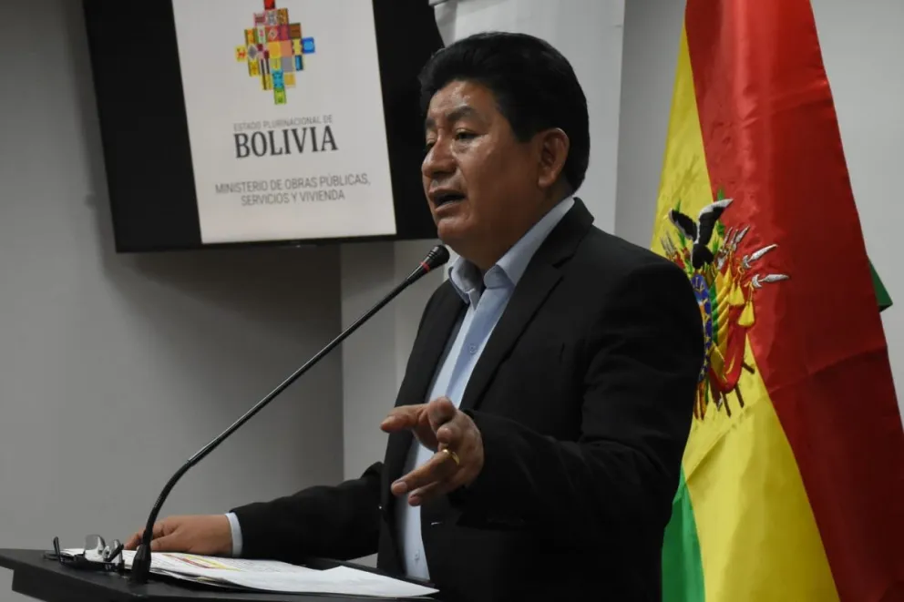 El ministro de Obras Públicas, Édgar Montaño, brinda conferencia de prensa. Foto: APG