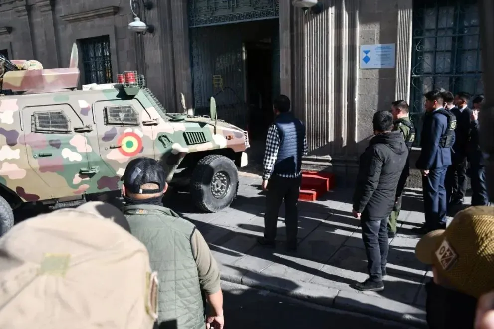 Un carro de asalto del Ejército intentó tumbar la puerta de Palacio Quemado, el pasado 26 de junio. Foto: APG