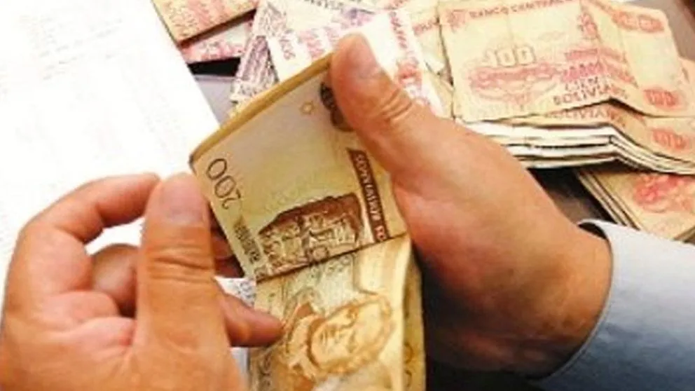 Una persona cuenta dinero en bolivianos. Foto: RRSS