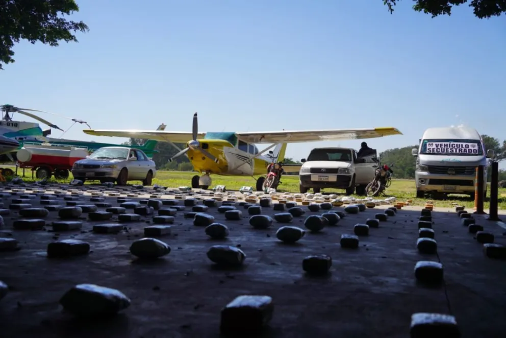 La droga, el vehículo y la avioneta secuestrados por la Policía. Foto: Ministerio de Gobierno