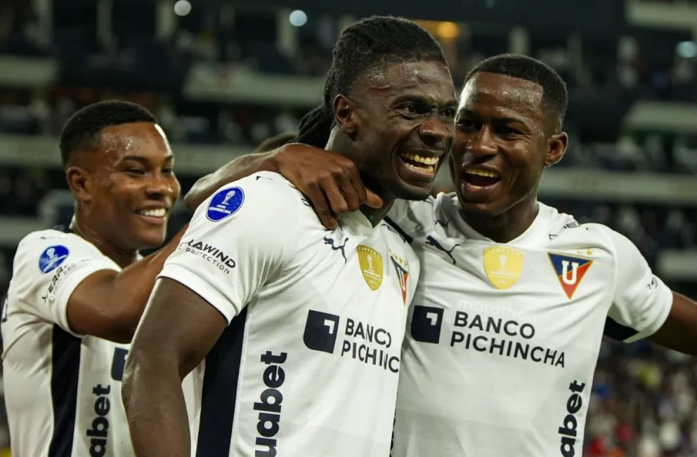 El festejo del central Adé tras anotar el segundo tanto de Liga. Foto Liga de Quito