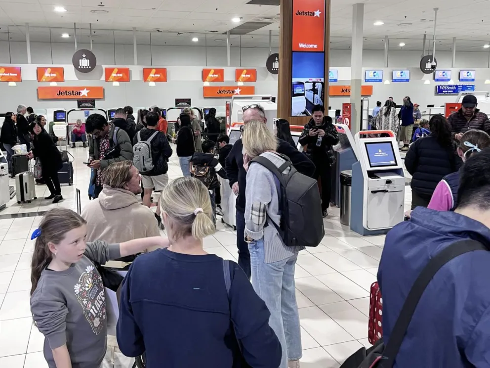 Pasajeros de al aerolínea Jetstar en el aeropuerto de Gold Coast in Bilinga (Australia),  esperan frente frente a los mostradores cerrados. Foto: EFE