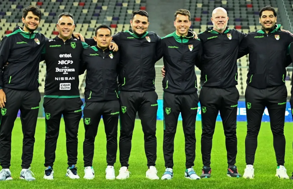 Zago con parte de sus colaboradores en la previa de uno de los amistosos de marzo en Argelia. Foto: FBF