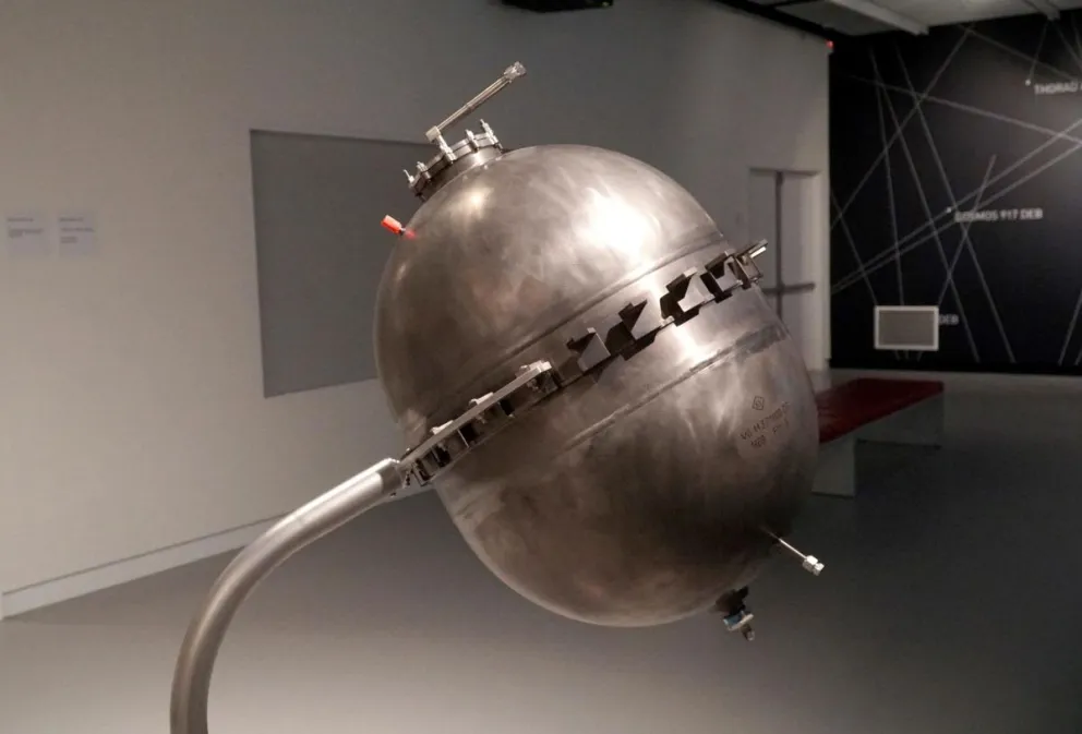 En la imagen de archivo, tanque propulsor de titanio de un cohete, uno de los ejemplos de desechos espaciales, expuesto durante la apertura al público del Laboratorio de Desechos Espaciales en Holanda. Foto: EFE