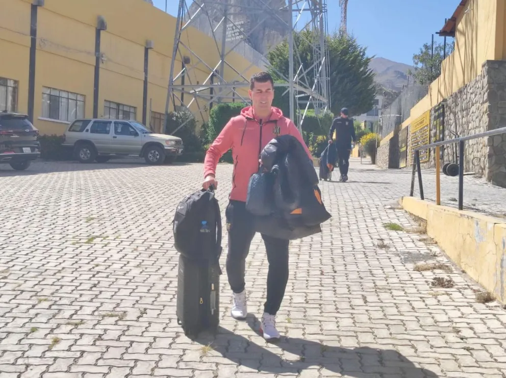 El entrenador español Ismael Rescalvo, al salir del estadio Rafael Mendoza, esta tarde. Foto Marcos Bonilla