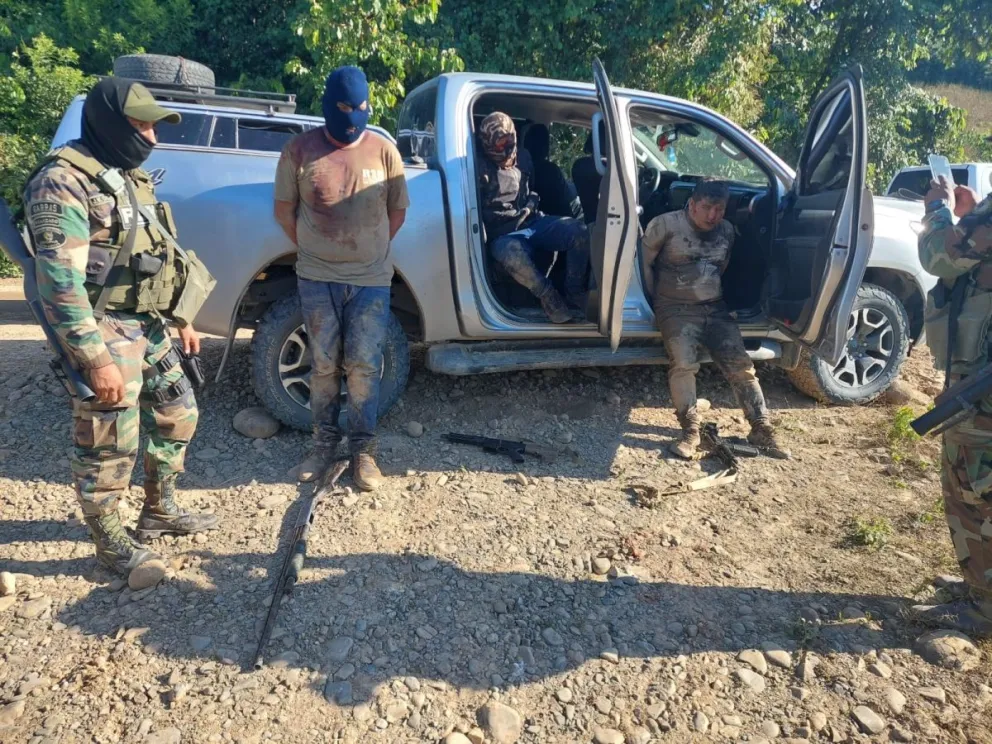 Las personas, parte de la organización criminal, que fueron aprehendidas. Foto: Facebook del Ministro de Gobierno