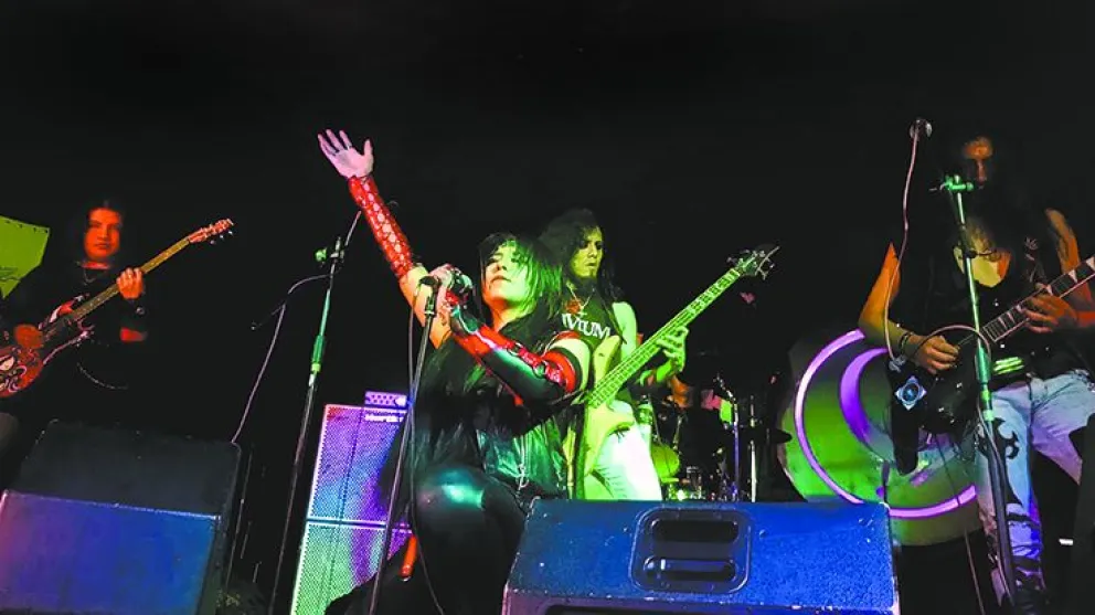 Yelitza canta durante una actuación de su banda de metal Raven Witch. FOTO: Cortesía Yelitza Mozz