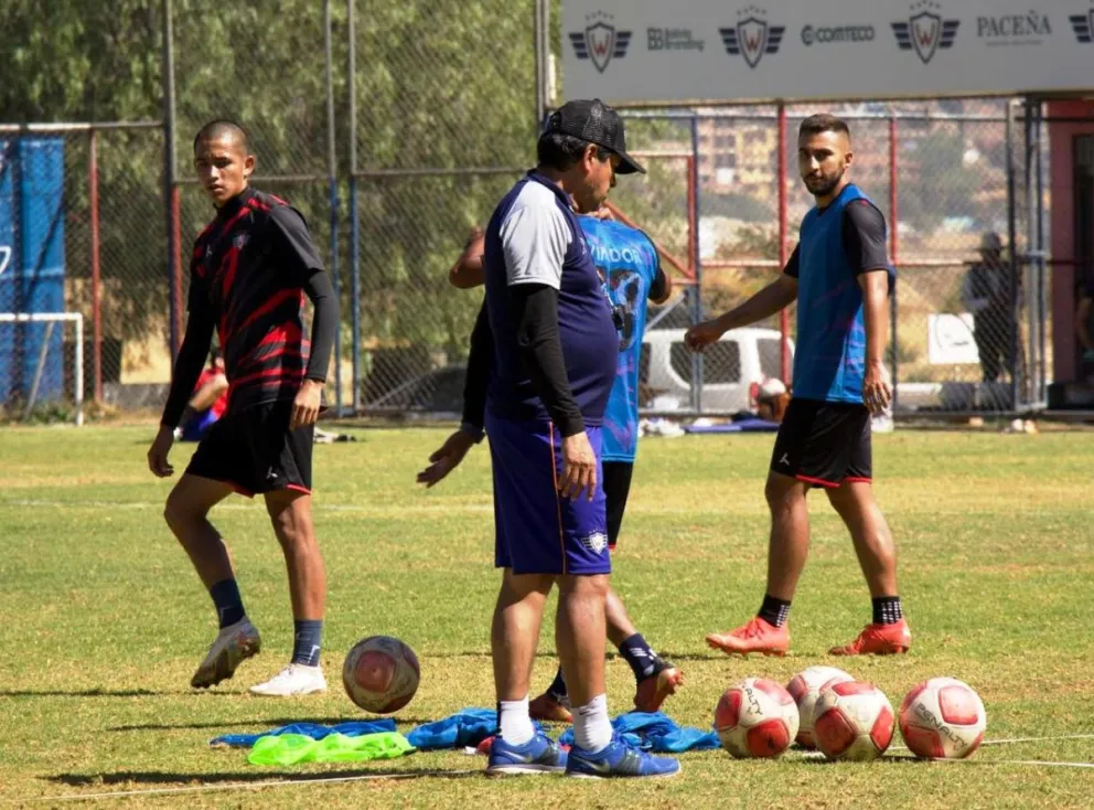 Villegas supervisa una tarea de los aviadores en su campo de entrenamiento. Foto: Wilstermann