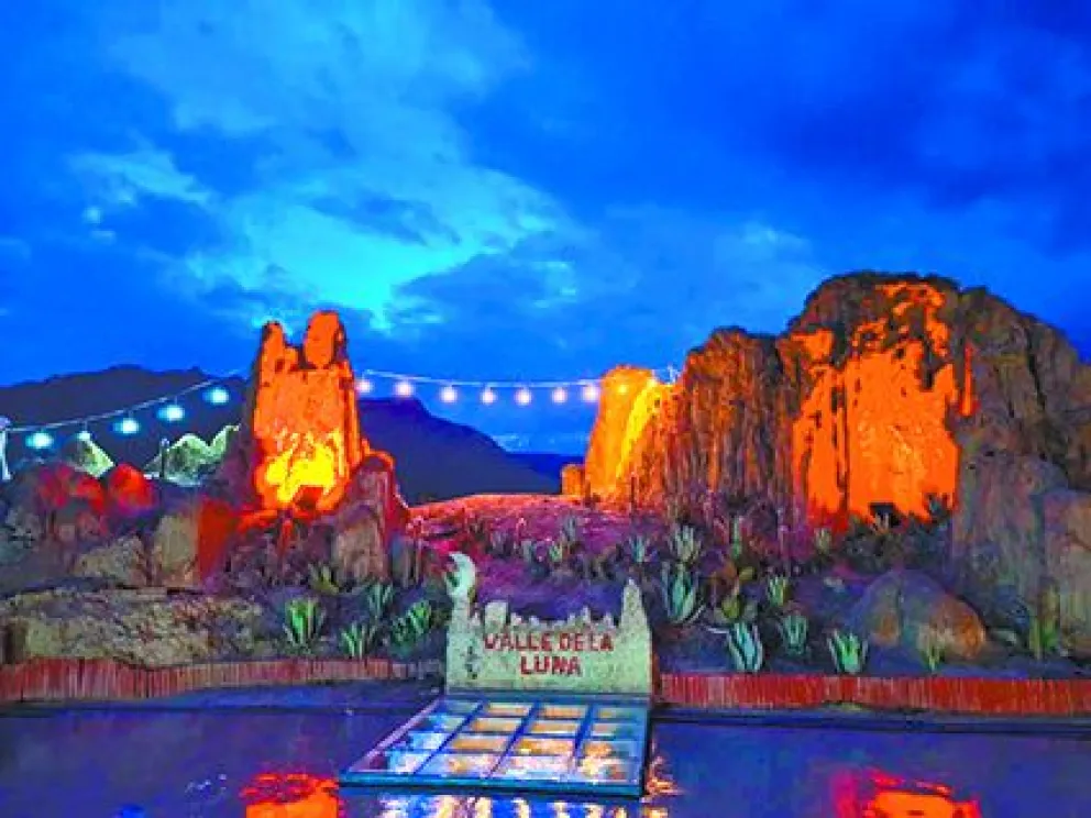 Vista nocturna del Valle de la Luna en La Paz, con iluminación instalada por la Alcaldía paceña. Foto: GAMLP