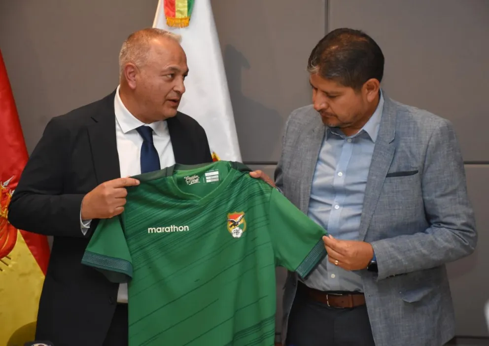 Fernando Costa presenta a Oscar Villegas como el pilar para liderar el Plan de Selecciones Nacionales que presentó la FBF. Foto: APG