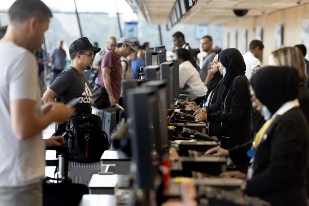 Los clientes son ayudados por empleados de United Airlines en el Aeropuerto Internacional Washington Dulles, Virginia, EEUU. Foto: EFE