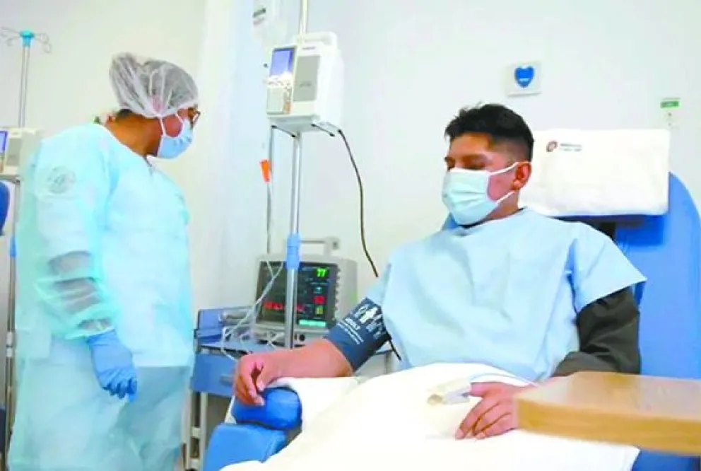 Un paciente recibe tratamiento de quimioterapia, en el marco del SUS. FOTO: ABI