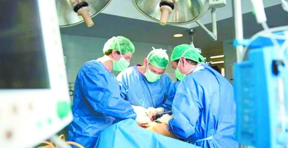 Médicos atienden un parto  (foto referencial).  FOTO: EFE